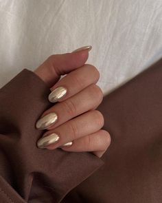 Nye Nails Chrome, Crome Nails Gold, Gold Shiny Nails, Gold Crome Nails Almond, Hold Chrome Nails, Gold Chrome Christmas Nails, Natural Metallic Nails, Nails Gold Chrome, Glazed Gold Nails