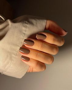 This elegant beige manicure is a sophisticated choice for the fall season. The smooth, glossy finish highlights the nails’ natural beauty while providing a subtle yet stylish look. The neutral tone is versatile, making it perfect for any occasion, from casual outings to formal events. Beige nails are a timeless trend that blends seamlessly with the autumn palette.   Photo credit by: @samantharudge.beauty February Nails, Beige Nails, Nails Polish, Fall Nail Colors, Neutral Nails, Brown Nails, Autumn Nails, Manicure E Pedicure, Nude Nails