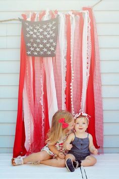 DIY Fourth July Flag Independance Day, Fourth Of July Decor, July Decor, Patriotic Party, Foto Baby, 4th Of July Decorations, Scrap Fabric, Patriotic Holidays, July Crafts