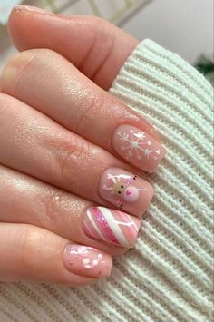 Clear Nails With Christmas Designs, Non Acrylic Christmas Nails, Cute Nails Short Christmas, Small Acrylic Nails Christmas, Nail Polish Ideas Christmas, Gel Manicure Christmas Nails, Light Color Christmas Nails, Cutest Christmas Nails, Light Colored Christmas Nails