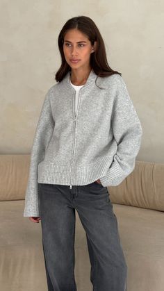 CHARLI - ZOEY ZIP CARDIGAN - SILVER GREY – Charli London College Outfits Autumn, How To Style Grey Sweater, Outfits With Grey Cardigan, Grey Cashmere Sweater, Character Clothes, Knitwear Outfit, Streetwear Mode, Autumn Fits, Winter Mode