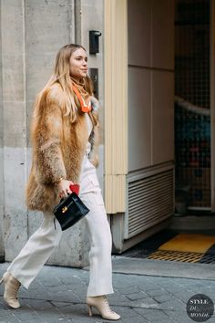 Fox Fur Coat Outfit, Fashion Editorial Street, Fur Coat Street Style, Fur Coat Outfits, Fur Street Style, Pernille Teisbaek, Fur Coat Outfit, Fox Coat, Coats Fashion