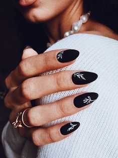 Light Black Nails, Black Nails With Art, Nails 2023 Trends Black, All Black Nail Designs, Black Art Nails, Nails Ideas Black And White, Black Nails With Design Ideas, Summer Black Nails, Nails With Black Dress