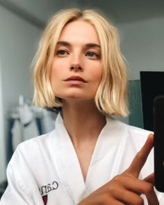 Thinning Hair Bob, Short Bob Headband Hairstyles, Parisian Bob Blonde, Chic Blonde Bob, Bob Short Neck, Tousled Short Hair, Blond Shoulder Length Hair, Short Blonde Bobs Fine Hair, Midi Bob Haircut