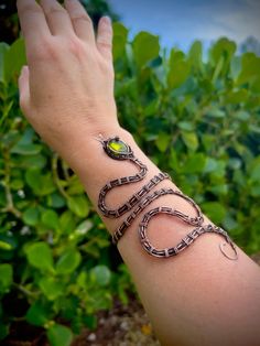 "Copper Snake Bracelet, Wire wrapped copper cuff bracelet with Crystal Details: this bracelet is open and easily adjusts to the size of your arm (6 - 7,5 inches), but you can order a custom piece with the size you want, just indicate the perimeter of your wrists in the \"customization\" section. Color:  copper" Wire Wrapped Clasps, Wire Wrapped Arm Cuff, Unique Wire Wrapped Jewelry, Wire Arm Cuff, Copper Wire Bracelet, Arm Bracelets Upper, Wire Wrapped Jewelry Diy, Bijoux Fil Aluminium, Copper Cuff Bracelet