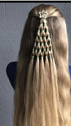 Make the rubber bands yellow and it could be a shooting star Bohemian Crochet Hair, Christmas Hairstyles, Christmas Style, Holiday Hairstyles, Penteado Cabelo Curto, Christmas Hair, Crazy Hair Days, Long Blonde, Crazy Hair