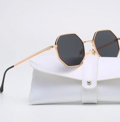 Introducing our Brand Designer Square Sunglasses for women, a perfect combination of vintage and modern style. These sunglasses are a statement accessory that will instantly add a touch of luxury and elegance to any outfit. With a small frame and polygon shape, they provide a unique and edgy look that will make you stand out in a crowd. The lenses offer 100% UV protection, ensuring that your eyes are protected from harmful sun rays while also providing crystal-clear vision. The frames are made w Vintage Lenses, Luxury Branding Design, Sunglasses Women Vintage, نظارات شمسية, Metal Sunglasses, Selling Products, Luxury Sunglasses, Mua Sắm, Retro Sunglasses