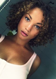 natural curly hair Rose Bertram, Dream Goals, Startup Marketing, Hair Crush, Curly Hair Cuts, Short Curly Hair, Curly Girl, Great Hair, Curly Hair Styles Naturally