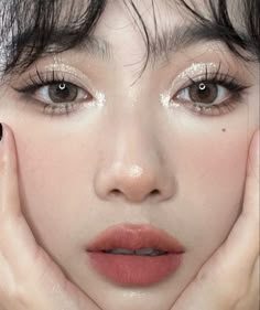 Asian Double Eyelid Makeup, Dainty Makeup Looks, Douyin Makeup White Woman, Warm Korean Makeup, Neutral Douyin Makeup, Makeup For Cool Toned Skin, Cool Tone Douyin Makeup, Douyin Cut Crease, Asian Makeup Looks Hooded Eyes