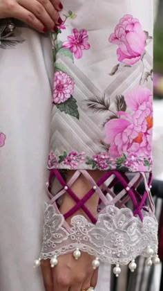 Pakistani Sleeves Design, Sleeves Designs For Dresses Pakistani, Sleeves Design For Kurtis, Beautiful Sleeves, Sewing Easy Diy, Trendy Shirt Designs