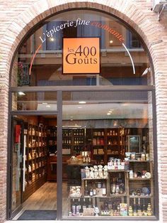 a store front with an arched window and sign that says the 400 gouts on it