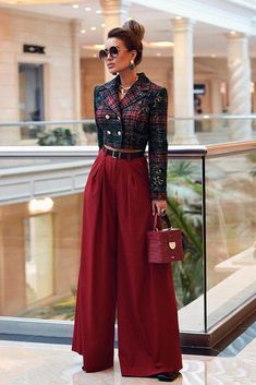 Chic Fall Outfit Ideas You’ll Absolutely Love ★ Rok Midi, Sandal Tali, Ideal Closet, Outfit Chic, Chic Fall Outfits, Fall Outfit Ideas, Looks Street Style, Red Pants