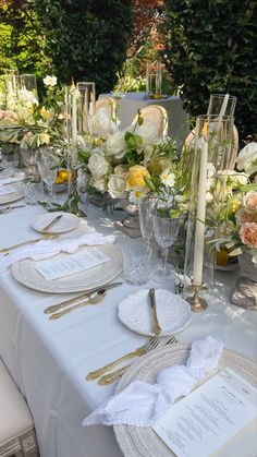 Airy Italian garden wedding aesthetic, European, Italy, Toronto, tablescape table setting, charger plates, glassware, flowers Garden Wedding Aesthetic, Italian Garden Wedding, Garden Aesthetic, Italian Garden, French Wedding, Wedding Table Settings, Wedding Tablescapes