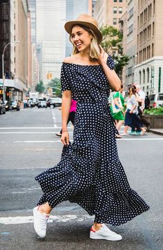 Como usar tênis com vestido compridos » STEAL THE LOOK Dress And Sneakers Outfit, How To Wear Sneakers, Silver Cocktail Dress, Cute Fall Outfits, Trending Dresses, Dot Dress, Look Chic, Polka Dot Dress