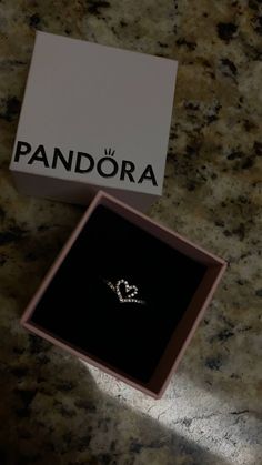 Pandora Bracelet Charms Ideas, Cute Promise Rings, Xoxo Jewelry, Girly Bracelets, Pandora Bracelet Designs, Jewelry Accessories Ideas, Pandora Rings, Pandora Bracelet Charms