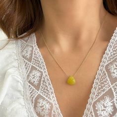 Lemon gem necklace. Lime Necklace. A Fidget necklace with a lemon gem pendant. You can wear it alone or as a stacking necklace. A dainty Gemstone necklace you will love! High-Quality 925 Sterling Silver * Finish:   24K Yellow Gold or Rose Gold. Handmade in Greece.   Moreover, this lemon necklace is a powerful crystal that promotes concentration & creativity! It is the perfect gift for your girlfriend, sister, bridesmaids, or even yourself! >>Chain SIZE Available options in length of  13,  14,  1 Lemon Necklace, Necklace Stacking, Dainty Gemstone Necklace, Fidget Necklace, Stacking Necklace, Luck Necklace, Gem Pendant, Green Stone Necklace, Good Luck Necklace