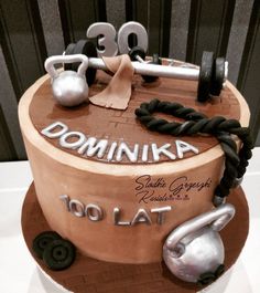 a birthday cake for someone who likes to work on his bodybuilding skills and is ready to hit the gym