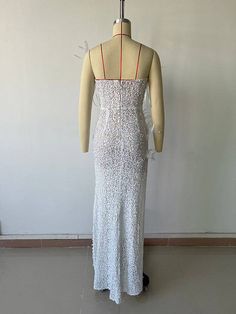 Présentation de la robe longue fendue haute sans manches à paillettes et cristaux de perles Brea de Hot Fashionista, une combinaison époustouflante d'opulence, de glamour et de design avant-gardiste qui transforme n'importe quelle occasion en un moment sur le tapis rouge.

 Caractéristiques principales :





 Élégance sans manches : la robe Brea respire la sophistication avec son design sans manches, vous permettant de mettre en valeur vos épaules et vos clavicules pour une touche d'élégance in Glamorous Lace Summer Evening Dress, Sleeveless Evening Dress For Summer Gala, Sleeveless Summer Evening Dress For Gala, Glamorous Lace Evening Dress For Spring, Spring Party Lace Evening Dress, Elegant Sleeveless Lace Maxi Dress, Elegant Summer Evening Dress With Sequins, Elegant Summer Sequin Evening Dress, Glamorous Sleeveless Lace Evening Dress