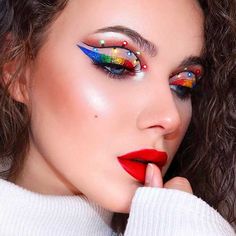 Amazing Christmas light eye makeup look for inspiration! Light Eyeliner, Holiday Makeup Christmas, Christmas Makeup Looks, Christmas Makeup Simple, Christmas Makeup Ideas, Light Eye Makeup, Grey Eye Makeup, Glossy Eyeshadow