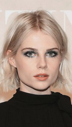 Lucy Boynton Short Hair, Lucy Boynton Makeup, Lucy Boynton Hair, Lucy Boynton Style, Lucy Boynton, Bright Blonde, Blonde Hair Looks, Stunning Eyes, Short Blonde