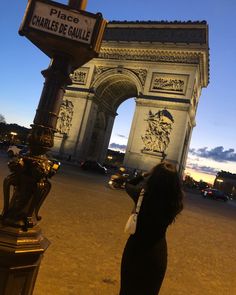 Paris Arc de Triomphe femme Rich Husband, 2024 List, Paris Photo Ideas, Paris Birthday, Look At The Sky, Paris Photos, Night City