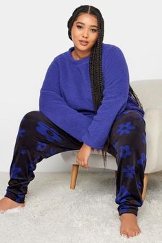 Shop YOURS Curve Purple Daisy Print Teddy Fleece Lounge Set at Yours Clothing. Discover women’s plus size clothing in sizes 10-36 with fast delivery. Cosy Photoshoot, Cosy Outfits, Cosy Outfit, Elegant Wedding Guest Dress, Purple Daisy, Teddy Fleece, Plus Swimwear, Next Fashion, Stylish Plus