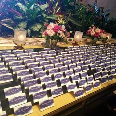 there are many place cards on the table for guests to write their names and pictures