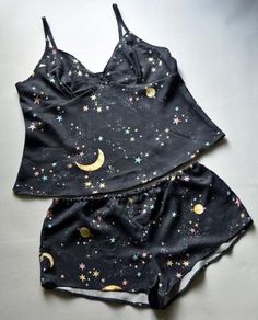 Imagen de pajamas and style Fashion Design Inspiration, Cute Sleepwear, Style Gothic, Cute Pajamas, Sleep Set, Pajama Set Women, Rock Style, Grunge Outfits, Outer Space