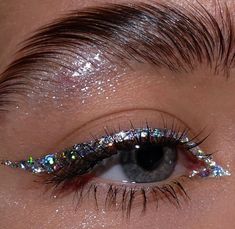 Eyeliner Glitter, Concert Makeup, Glitter Eye, Glitter Pigment, Makijaż Smokey Eye, Glitter Party, Makeup Eye Looks