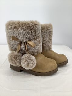 Nicole Miller Girls/Toddler Beige Faux Suede With Pom-Poms Boots Size 5. Aesthetic Winter Boots, 2000s Clothing, Pretty Clothing, Shoe Ideas, Aesthetic Winter, Kawaii Fashion Outfits, School Style, Drawing Stuff, Brown Shoes