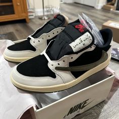 Travis Scott Is Back In 2023, Following Up His Previous Release Of The Air Jordan 1 Retro Low Phantom In 2022, With Another Air Jordan 1 Retro Low Collaboration. The Jordan 1 Retro Low Og Sp Travis Scott Olive Released Exclusively In Womens Sizing. The Air Jordan 1 Low Og Sp Travis Scott Olive Is Constructed With White Leather And Black Nubuck Uppers. Travis Continued To Use His Signautre Reverse Style Nike Swoosh, In An Olive Green Colorway. The Limited Edition Sneakers Have An Aged Midsole Tha Travis Scott Olive, Air Jordan 1 Travis Scott, Travis Scott Sneakers, Travis Scott Shoes, Travis Scott Jordan 1, Nike Air Jordan Shoes, Nike Air Max Excee, Nike Classic Cortez, All Nike Shoes