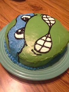 a green cake with two blue birds on it