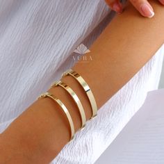 "14K Gold Hinged Gold Bracelet, 4mm 5mm 6mm Wide Bracelet, Personalized Gold Oval Bangle Bangle, Custom Gold Cuff, Stacking Engraved Bangle Features *Material: 14K Real Gold *Color Options: Yellow Gold, White Gold, Rose Gold *Metal Stamp: 14K (585) *Bangle Sizing Guide: Xsmall: 5.8in-6.2in (14.5cm-15.5cm) Small :6.3in-6.8in (15.6cm-16.9cm) Medium: 6.8in-7.3in(17cm-18.2cm) Large: 7.3in-7.7in (18.3cm-19.3cm) *Weight(approx) :4MM-5.50Gr :5MM-6.50Gr :6MM-7.50 Gr *Ready to Ship in 3-5 Business Days. Simple Gold Bangle, Solid Gold Bangle, Oval Bangle, Gold Arm Band, Classic Bangles, Engraved Bangle, Wrist Jewelry, Fine Jewelery, Gold Armband