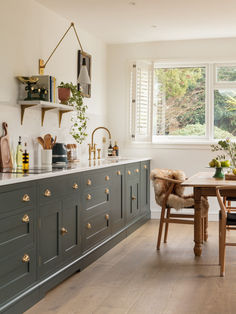 Round Kitchen Cabinets, Shaker Interior Design, Kitchen With Brass Hardware, Kitchens Shaker Style, Style Kitchen Cabinets, Shaker Interior, Brass Kitchen Hardware, Shaker Style Kitchen