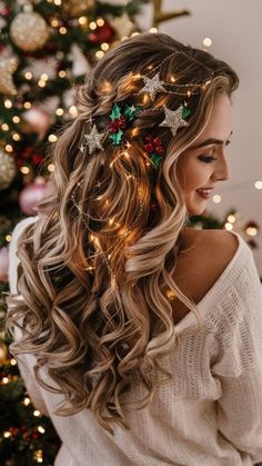 Sophistication at its finest—try sophisticated Christmas buns that will add elegance to your holiday outfits. Christmas Hair Bun, Christmas Buns, Christmas Hair Ideas, Trendy Braids, Foto Insta, Winter Hair Trends, Christmas Dress Up, Try On Hairstyles, Holiday Hair