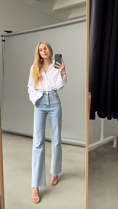 December Fashion 2023, Smart Casual Photoshoot, Smart Casual Outfit Ideas For Women, Light Blue Straight Jeans Outfit, Sky Blue Jeans Outfit, Casual Lunch Outfit, Blue Denim Jeans Outfit, White Chemise, Cutbray Jeans