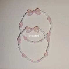 vòng tay hạt 🎀🎀 muốn mua thì liên hệ ig mình nha! Gelang Manik Aesthetic, Gelang Beads, Handmade Bracelets Tutorial, Beads Accessories, Beaded Accessories, Bracelet Tutorial, Beading Tutorials, Phone Charm