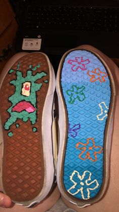 Spongebob theme painting on bottom of vans Things To Paint On The Bottom Of Shoes, Bottom Shoe Painting, Things To Draw On Your Shoes Vans, Bottom Of Shoes Painted, Spongebob Shoe Painting, Shoes Art Painted, Painting On Vans Shoes, Painting On Shoes Converse, Bottom Of Shoe Drawing