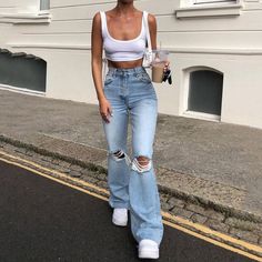 Womens Ripped Jeans, Denim Jeans Ripped, Fasion Outfits, Streetwear Mode, High Street Fashion, Jeans Casual, Bell Bottom Pants, Pantalon Large