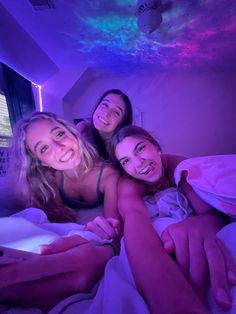 Sleepover Friends Pictures, Trio Sleepover Aesthetic, Best Friend Sleepover Pictures, Sleepovers Aesthetic, Sleepover Photoshoot Ideas, Sleepover Aesthetic Pictures, Sleepover Picture Ideas, Sleepover Photo Ideas, Sleepover Aesthetic Night