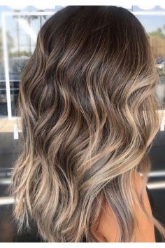 Balayage Hair Brunette With Blonde, New Hair Color Trends, Brunette Balayage Hair, Honey Blonde Hair, Winter Hair Color, Trendy Hair Color, Balayage Brunette, Brown Blonde Hair