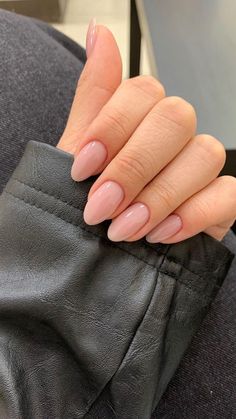 Sophisticated Nails, Money Nails, Bridesmaids Nails, April Nails, Plain Nails, Nude Nail Designs, Minimal Makeup, Almond Nails Designs, Almond Nail