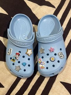 Blue Crocs With Jibbitz, Cute Crocs Jibbitz Ideas, Croc Charm Ideas, Croc Charms Aesthetic, Croc Aesthetic, Jibbitz Crocs Ideas, Croc Jibbitz Ideas, Crocs Cute, Jibbitz Ideas