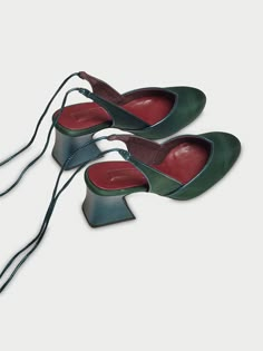 Tacones de raso color verde petróleo con escote en pico rematado con finos lazos atados al tobillo.  Plantilla acolchada para mayor comodidad. El tacón mide 6cm de alto y es muy ancho. El exterior del zapato es 100% satinado y el interior del zapato es 100% algodón orgánico con tratamiento antibacteriano. La suela está hecha de caucho producido a partir de neumáticos de bicicleta reciclados. " Green Satin Heels, Spanish Espadrilles, Make A Bow, Satin Heels, Lace Straps, Bride Clothes, Mode Inspo, Green Satin