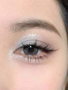 Silver Glittery Eyeshadow Looks, Easy Glitter Eyeshadow, Light Shimmery Eye Makeup, Simple Sparkle Eye Makeup, White Sparkly Eyeshadow, White Glitter Eyeshadow Looks, Concert Eye Makeup Sparkle, Silver Sparkly Makeup Looks, White Sparkle Makeup