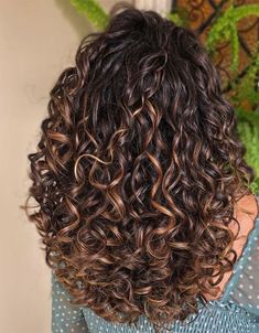 If you wanna try a different hairstyle look to enhance the beauty of hair then here you are on the right wayYou just need to tap here and must try out this unique look of curly hairstyles for those girls who have the shoulder length hair to long hairYou should must need to try it and go rock in these days. Curly Balayage Hair, Perfect Curly Hair, Dark Curly Hair, Dyed Curly Hair, Brown Curly Hair