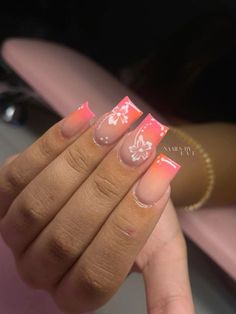 Acrylic Nails With Hawaiian Flower, Ombré Hibiscus Nails, Nails Inspiration Summer Square, Short Summer French Tip Nails, French Tip Nails With Hawaiian Flower, Summer Nail Inspo Flowers, Nail Ideas Summer Square, Girly Acrylic Nails Designs, Long Square Nails Design Ideas Summer