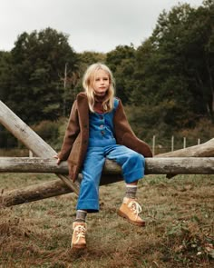 Bild 1 von WENDEMANTEL MIT LAMMFELLIMITAT / LATZHOSE AUS KORD MIT TRÄGERN / T-SHIRT MIT RIPPENMUSTER von Zara Wedding Kids Outfit, Zara Australia, Winter Outfits For Work, 가을 패션, Stylish Girl