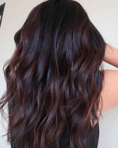 Blonding Specialist, Hair Color Ideas For Winter, Dark Chocolate Hair, Winter Hair Color Ideas, Fall Winter Hair Color, 50 Hair, Brown Hair Balayage, Winter Hair Color, Winter Hair