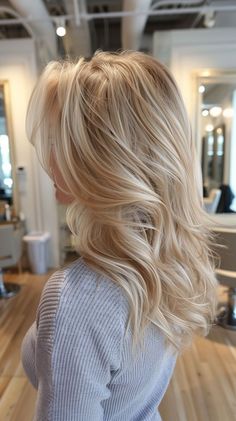 Blonde Hair 35 Year Old, Base Break Blonde, Blonde Hair For Pale Skin Blue Eyes, Blonde Hair Color Ideas For Summer 2024, Haircut Blonde Hair, Long Blonde Bob, Shattered Bob, Women Hair Styles, Warm Blonde Hair